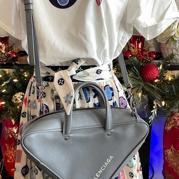 ❌❌❌❌SOLD❌❌❌ Triangle Duffle Bag Leather❣️ - Picture 4 of 7